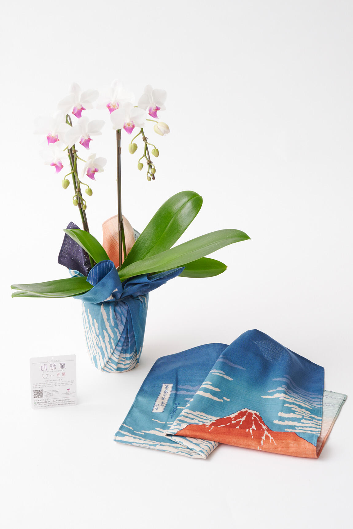 <p>風呂敷は葛飾北斎の代表作の一つである「富嶽三十六景　赤富士」をモチーフとしたデザインです。</p>