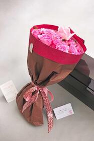 <center>メッセージが顔を出す<br>新鮮で美しいバラの花束</center><center>9,900円(税込)</center>