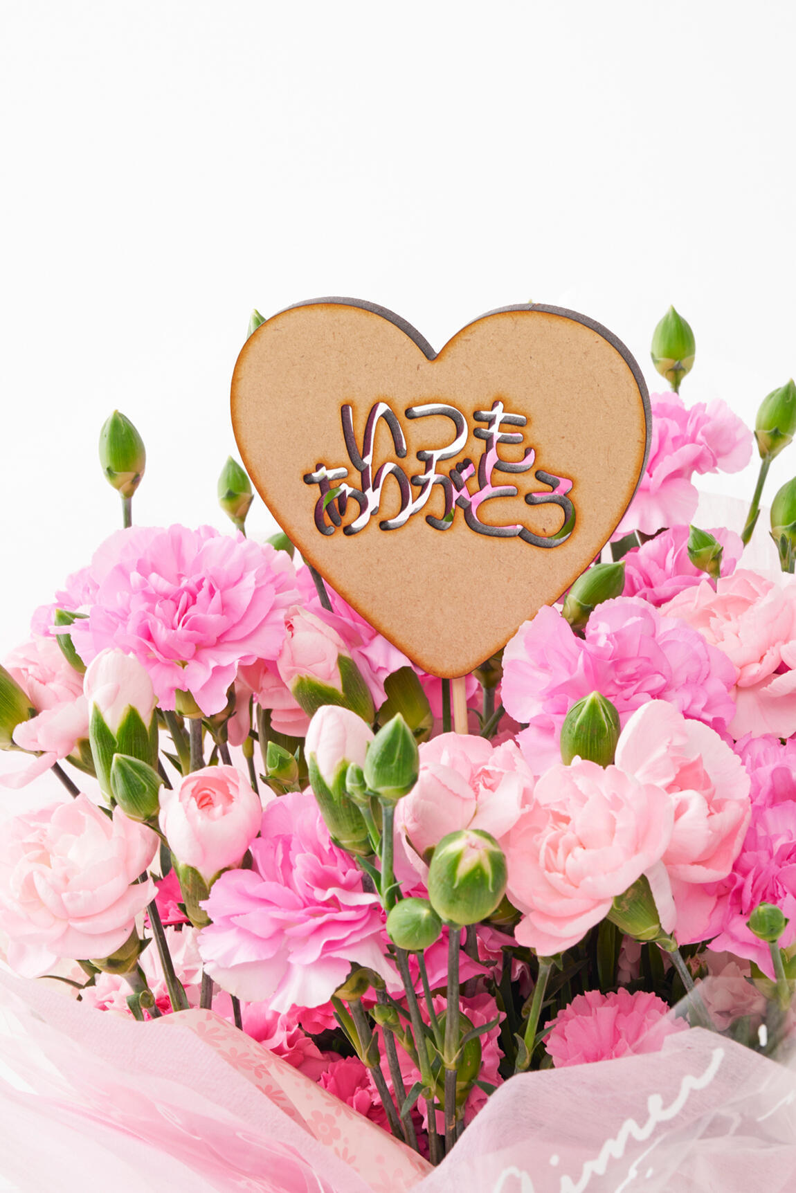 <p>母の日に人気なカーネーションの花束には「いつもありがとう」の3D立体ピックが付いているため母の日の贈り物にぴったりなブーケです。※本商品にメッセージカードはお付け出来ません。</p>