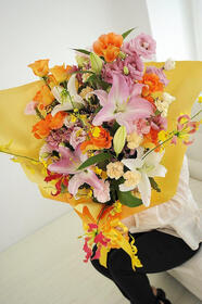 <center>迫力あるボリューム感<br>ビタミンカラーの花束</center><center>11,000円(税込)</center>