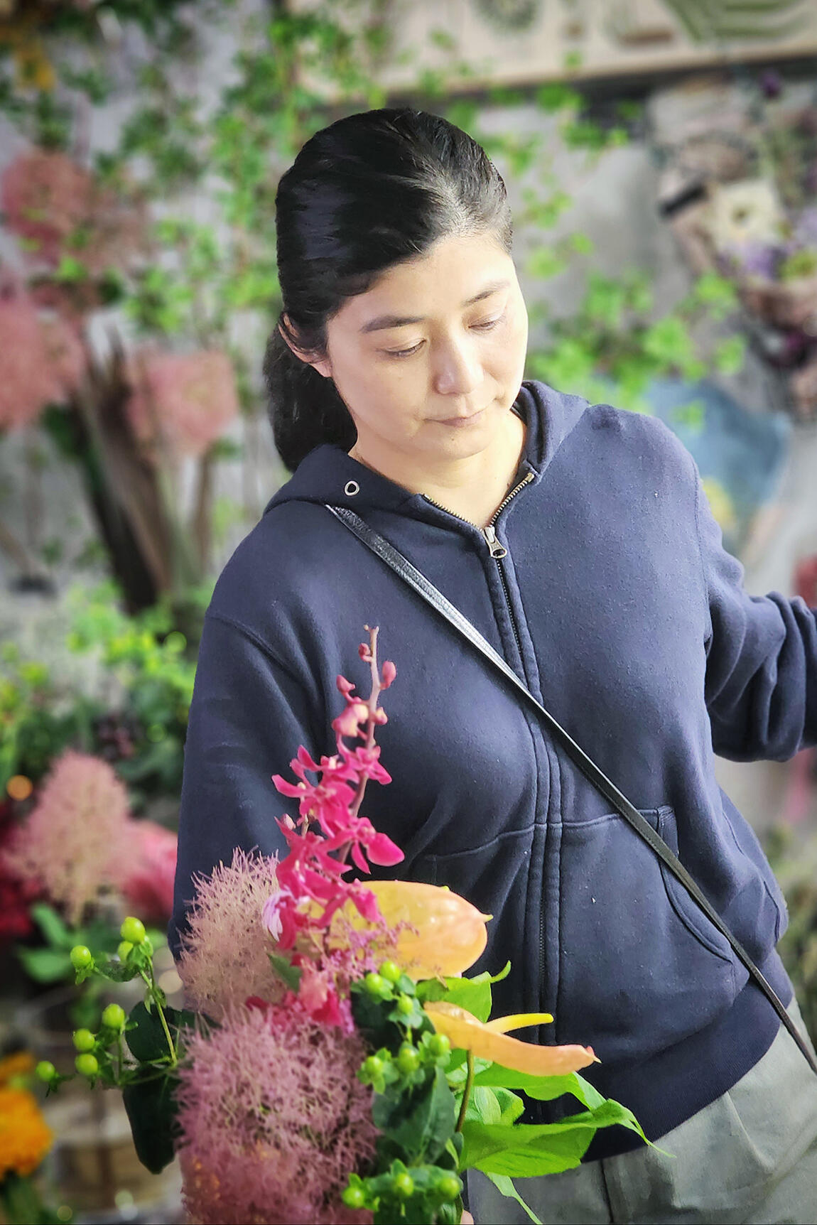 <p>そのまま置いて飾れる自立式の花束・ブーケはフローリストの寺嶋佐千子（てらしまさちこ）がデザインを担当しております。ビジネスシーンで贈りやすい華やかでおしゃれなデザインが特徴です。</p>