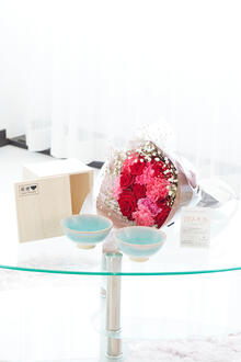 【2024年母の日】カーネーションとバラの花束・ブーケ（赤・ピンク系）［いつもありがとう（文字型）］3D立体ピック付きと木箱入り「萩焼茶碗セット（ペア）」フラワーギフトセット