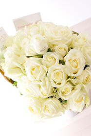 <center>花びらにメッセージを！<br>最高級品質のバラの花束</center><center>13,200円(税込)</center>
