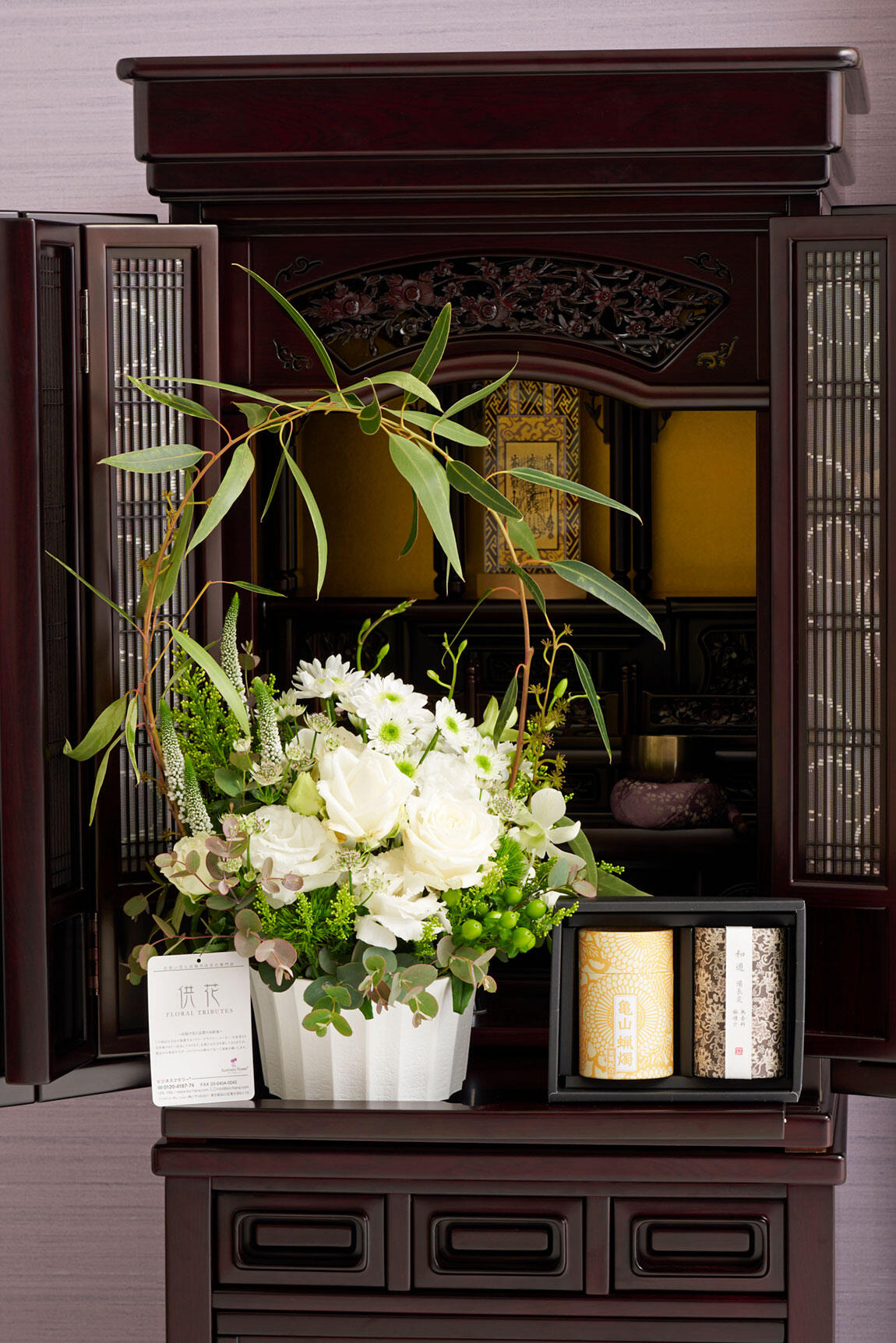 <p>仏壇周りや室内空間を明るい雰囲気にさせるお供え用アレンジメントフラワーです。</p>