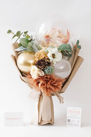 <center>複数のバルーンを入れた<br>存在感のある上品な花束</center><center>11,000円(税込)</center>
