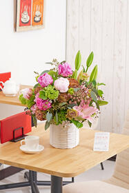 <center>梅雨入りの時期限定<br>シャクヤク入りアレンジ</center><center>11,000円(税込)</center>