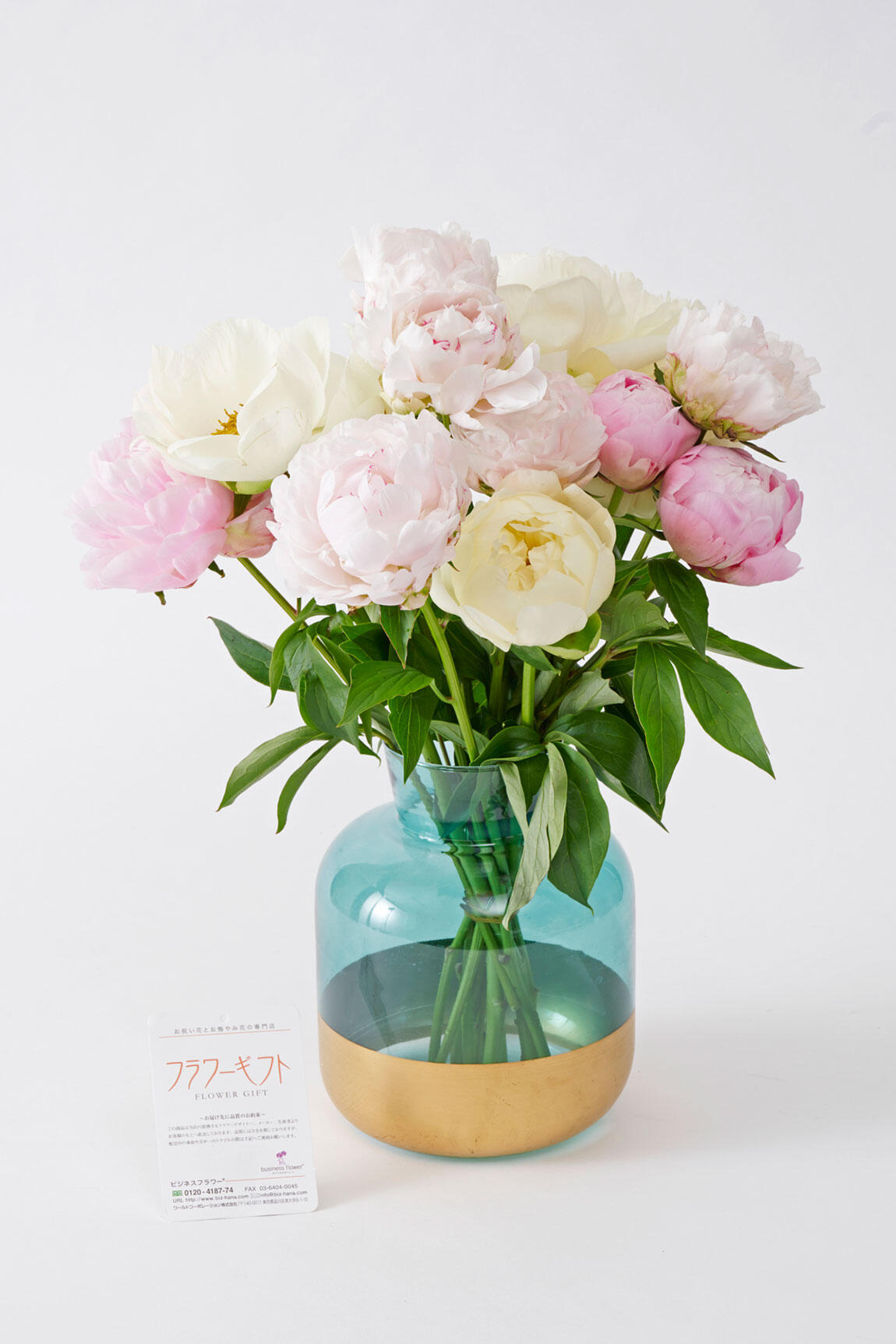 <p>花束と花瓶は一緒にお届けするので、届いてすぐに飾ることができインテリアとしては勿論、誕生日プレゼントなどのフラワーギフトにもお薦めです。</p>