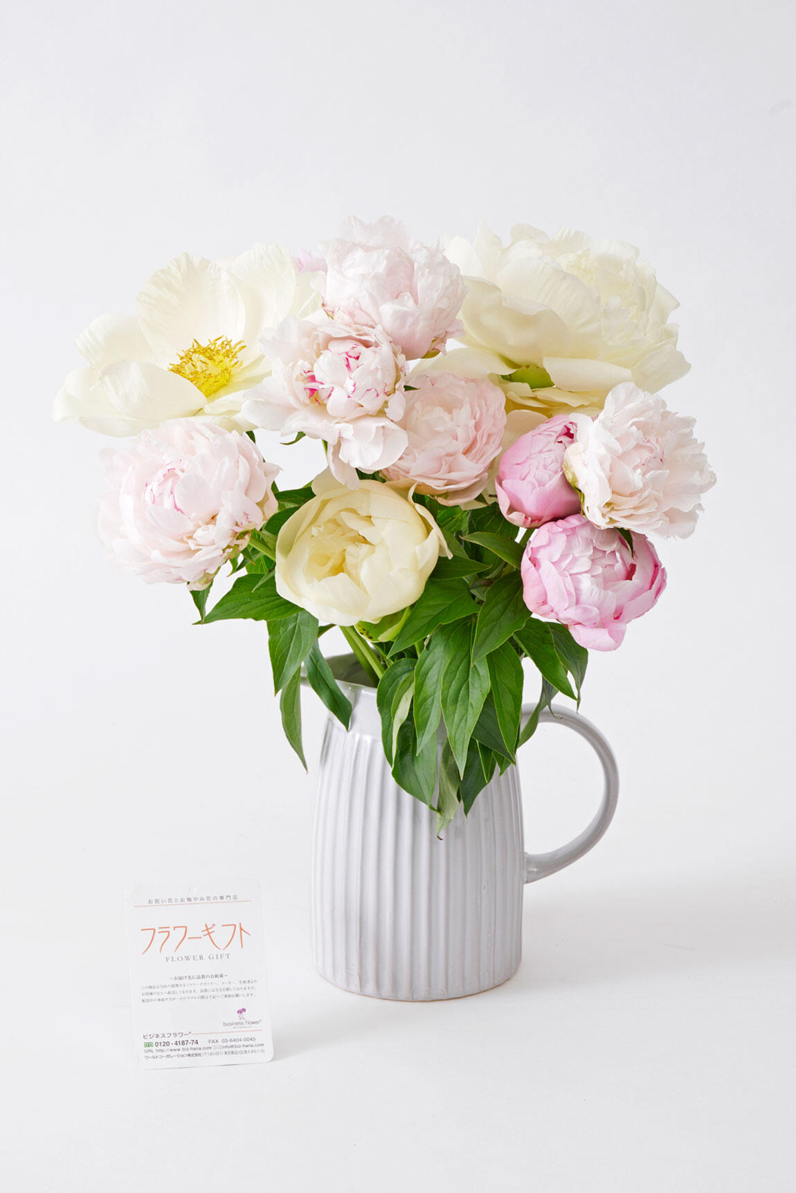 <p>花束と花瓶は一緒にお届けするので、届いてすぐに飾ることができインテリアとしては勿論、誕生日プレゼントなどのフラワーギフトにもお薦めです。</p>