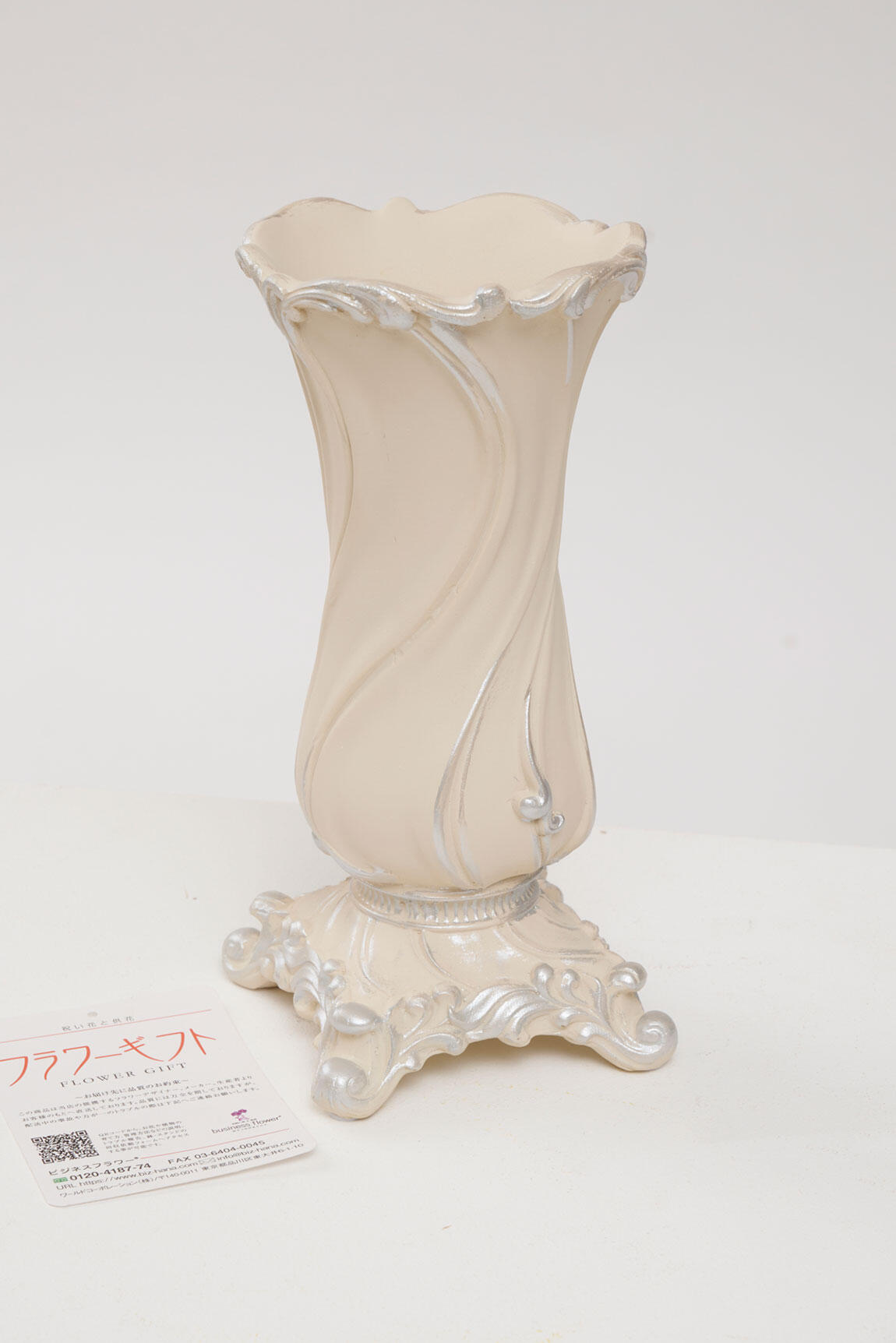 <p>花瓶はアンティーク調のシンプルでおしゃれなデザインが特徴です。樹脂製のため比較的丈夫でフラワーギフトとして贈りやすい花瓶です。</p>