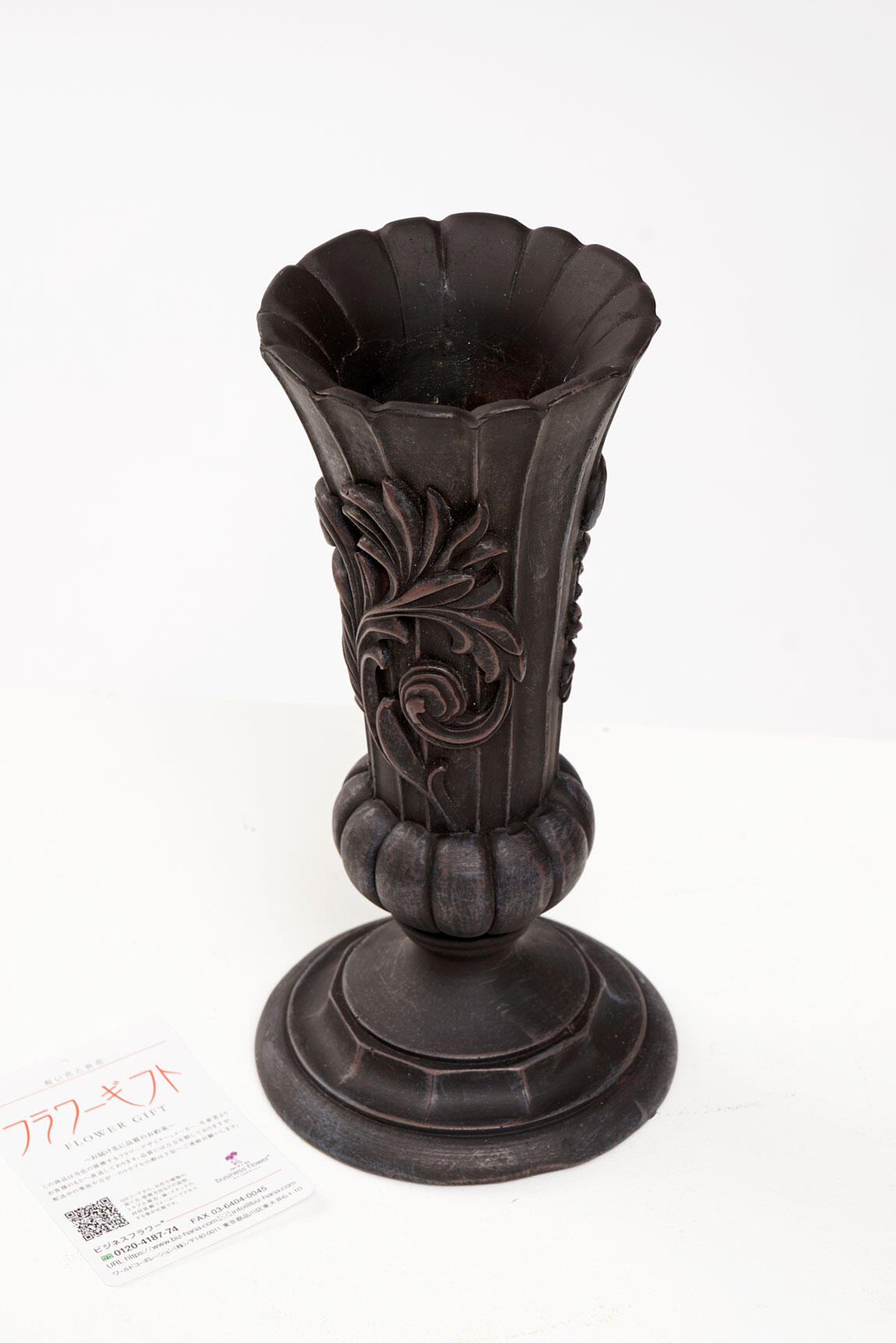 <p>花瓶はアンティーク調のシンプルでおしゃれなデザインが特徴です。樹脂製のため比較的丈夫でフラワーギフトとして贈りやすい花瓶です。</p>