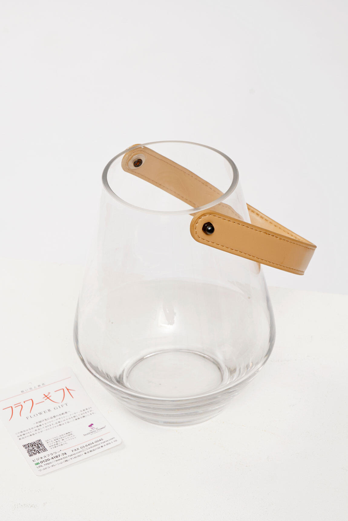 <p>花瓶はガラス製で、シンプルでおしゃれなデザインが特徴です。</p>