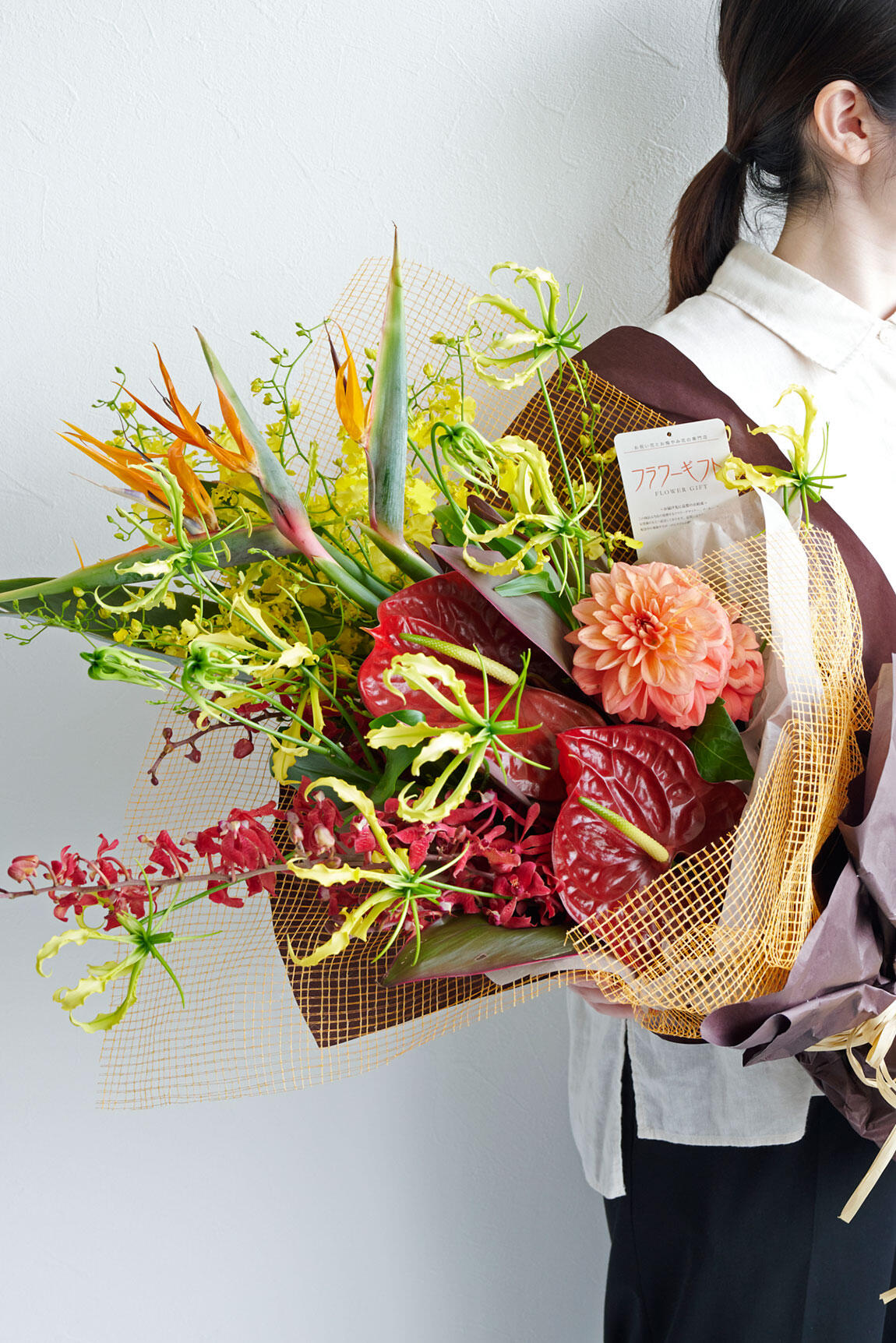 花束・ブーケ 極楽鳥花とおまかせ花材のミックス(Mサイズ 花束・ブーケ 極楽鳥花とおまかせ花材のミックス(Mサイズ