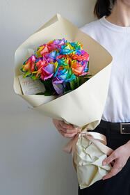 <center>珍しさで注目度抜群！<br>レインボーローズの花束</center><center>8,250円(税込)</center>