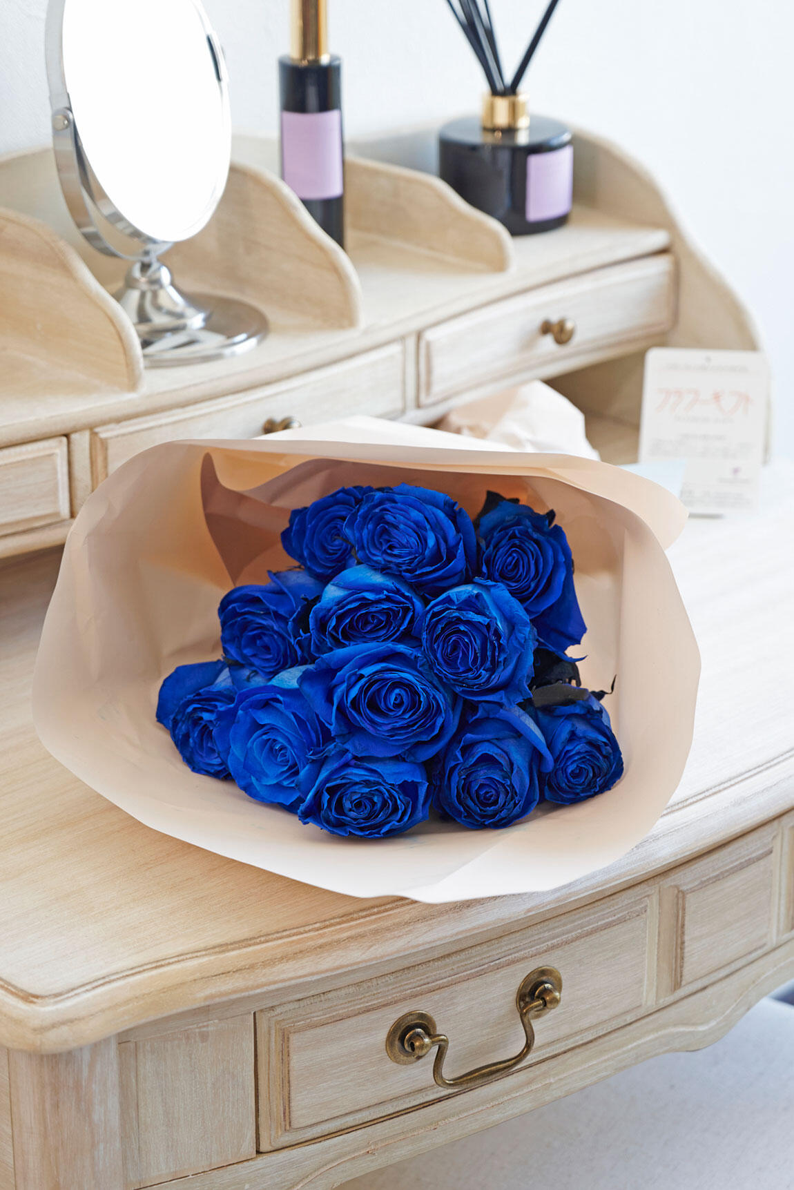 <p>自然では出せない青色に染色する事で、鮮やかな発色と青のグラデーションが美しいお花となっております。</p>