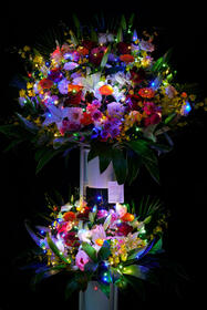 <center>暗い場所や夜も華やかに<br>LEDライト搭載スタンド花</center><center>27,500円(税込)</center>