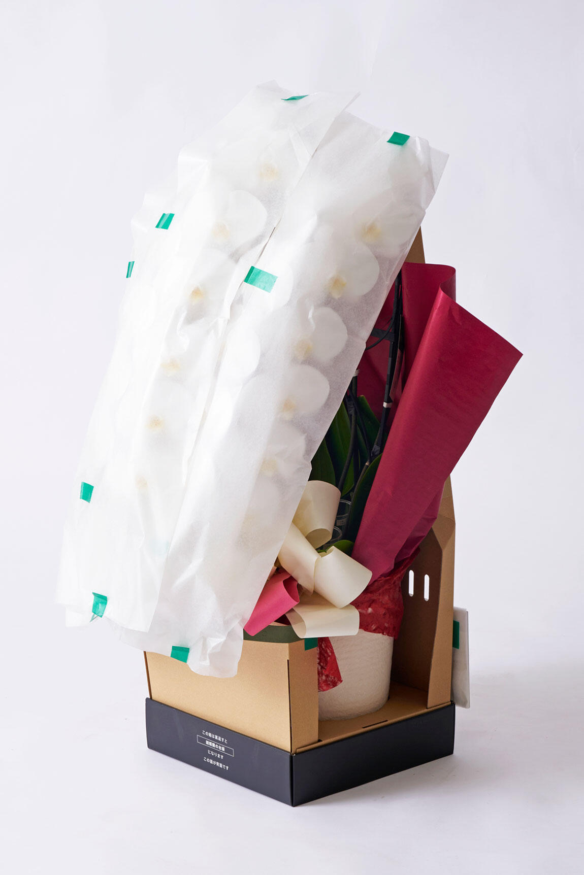 <p>花びらを傷めないように、果物などを保護する袋の材料としても使われる育果紙で梱包いたします。</p>