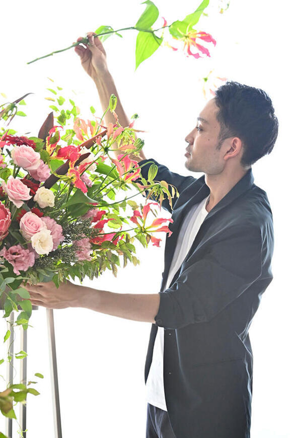 <p>花束で作ったアレンジメントフラワーはデザイナーの白江 晃輔（しらえこうすけ）がデザインを担当しております。</p>
