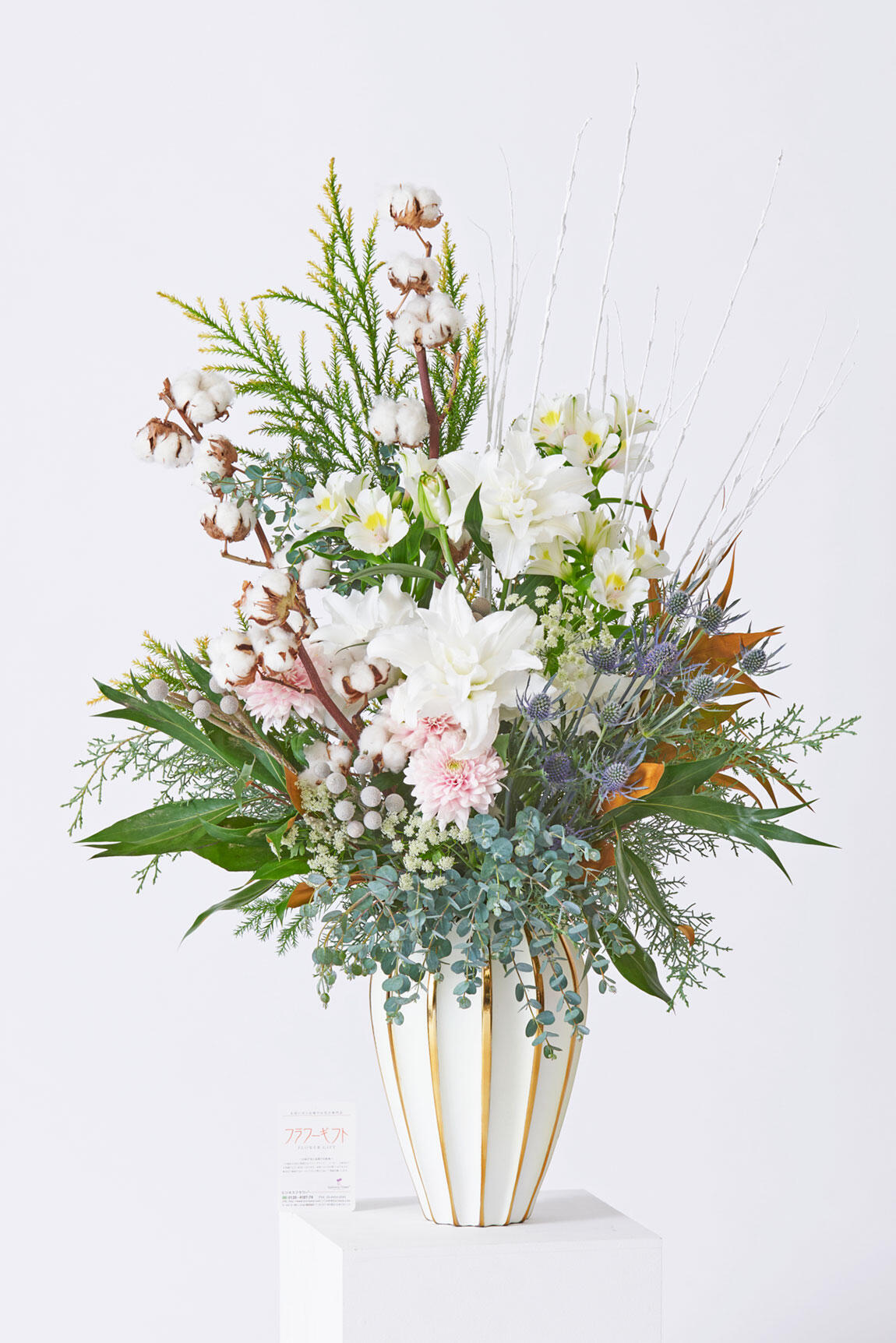 <p>お祝い花の通販サイトビジネスフラワーなら、壺はお貸ししておりますので用意の手間がかかりません。セレモニーやイベント終了後に回収させていただきます。</p>