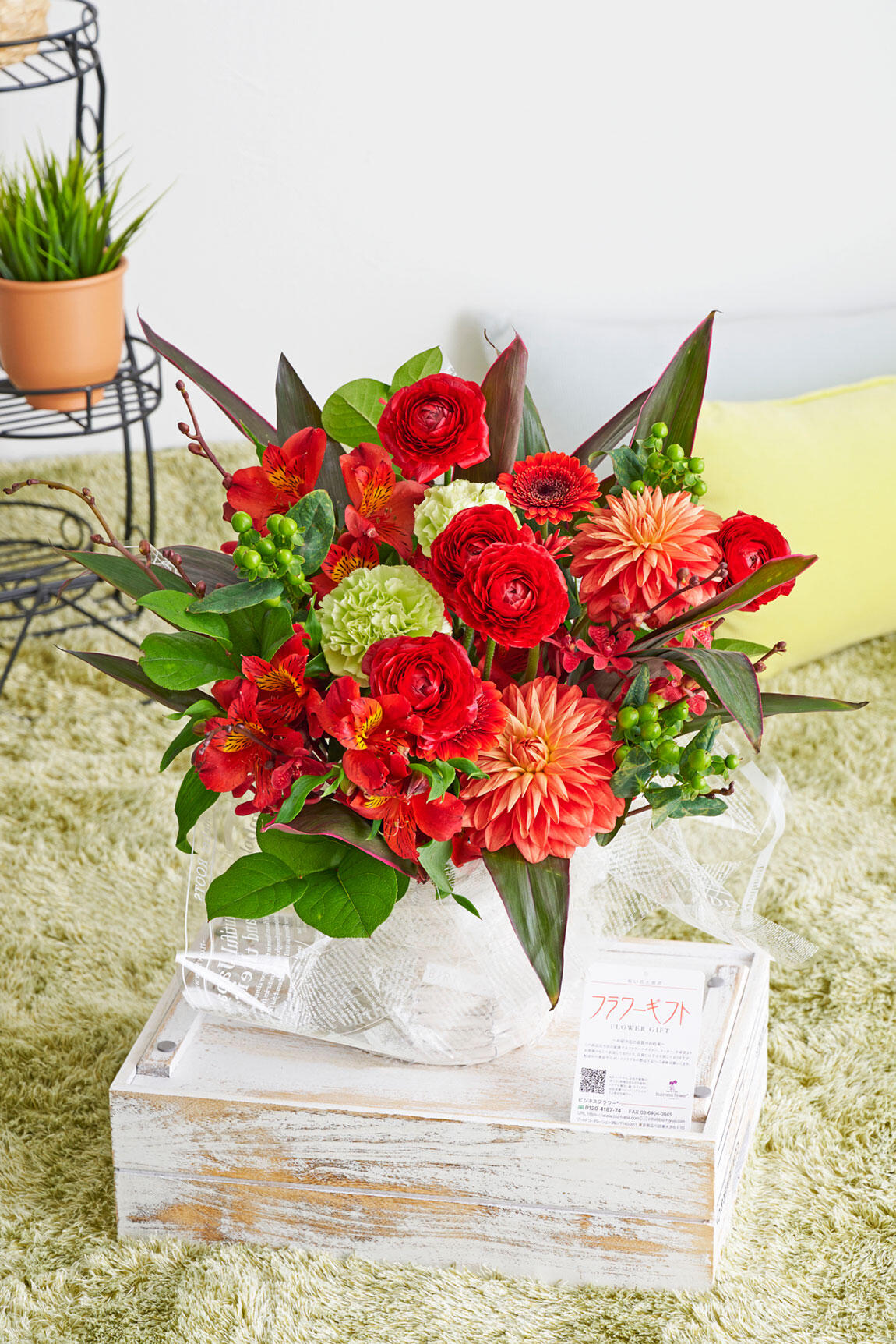 <p>ラナンキュラスと季節の赤色のお花をミックスしたおしゃれな贈答花です。</p>