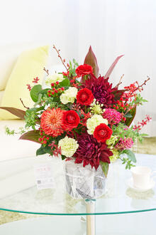 ラナンキュラスとおまかせ花材仕立て　春を感じるアレンジメントフラワー　赤系（Lサイズ）