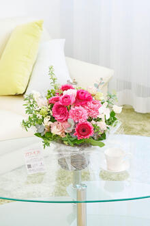 ラナンキュラスとおまかせ花材仕立て　春を感じるアレンジメントフラワー　ピンク系（Sサイズ）