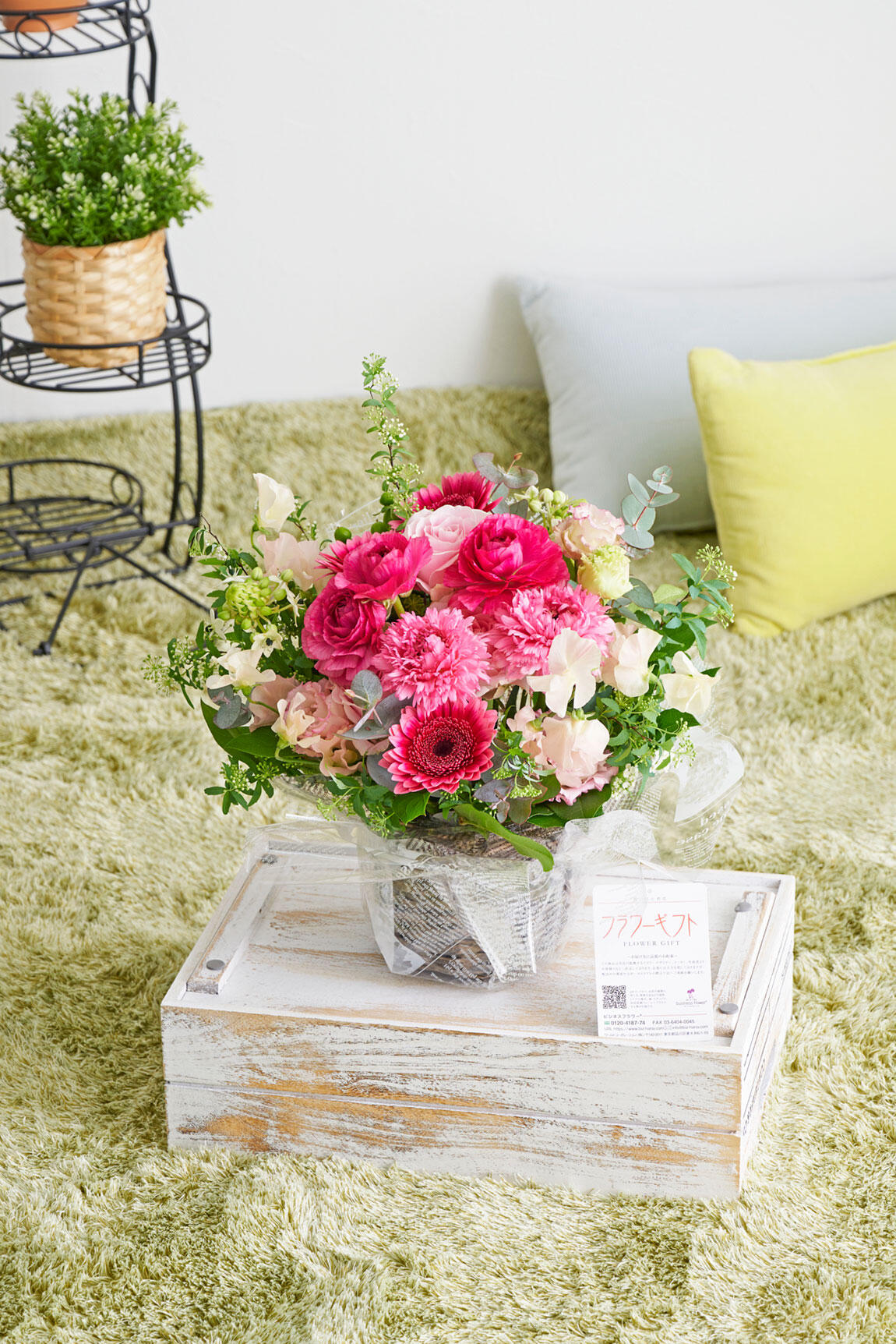 <p>ラナンキュラスと季節のピンク色のお花をミックスしたおしゃれな贈答花です。</p>