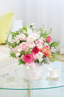 ラナンキュラスとおまかせ花材仕立て　春を感じるアレンジメントフラワー　ピンク系（Lサイズ）