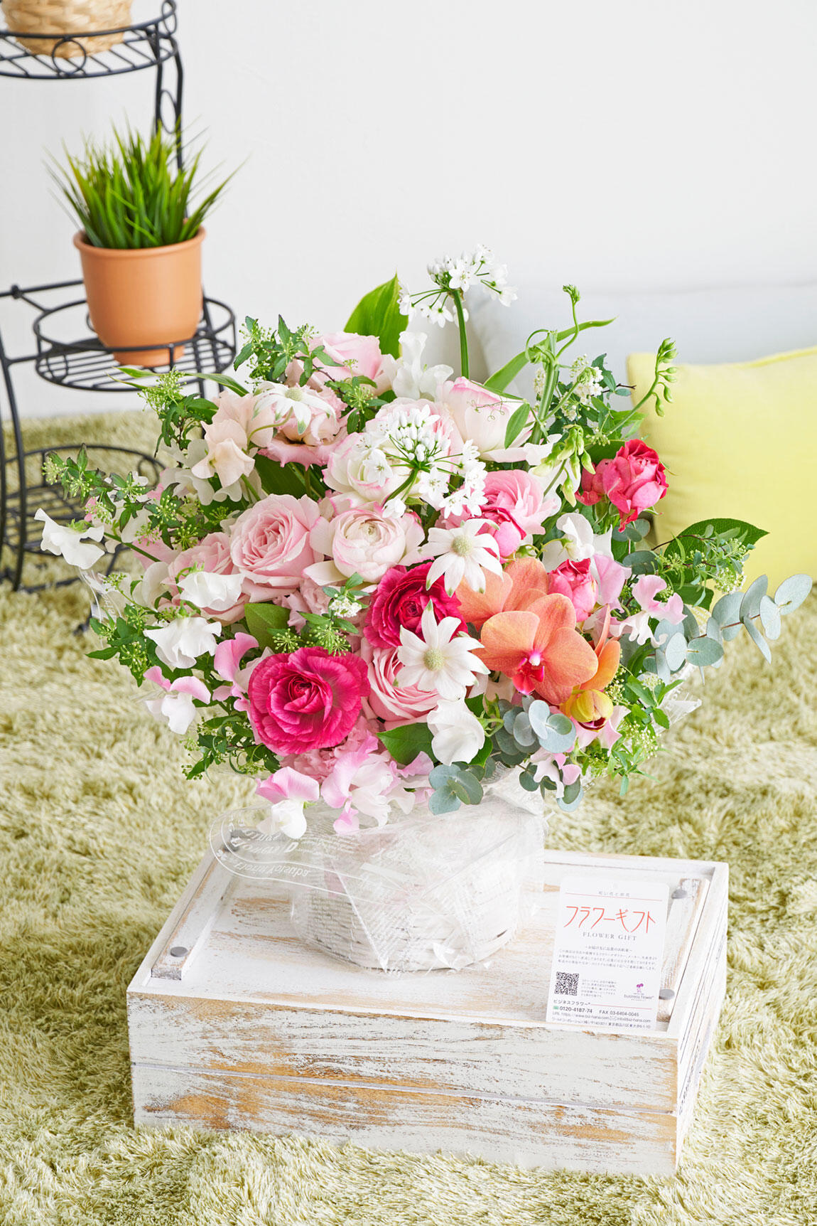 <p>ラナンキュラスと季節のピンク色のお花をミックスしたおしゃれな贈答花です。</p>