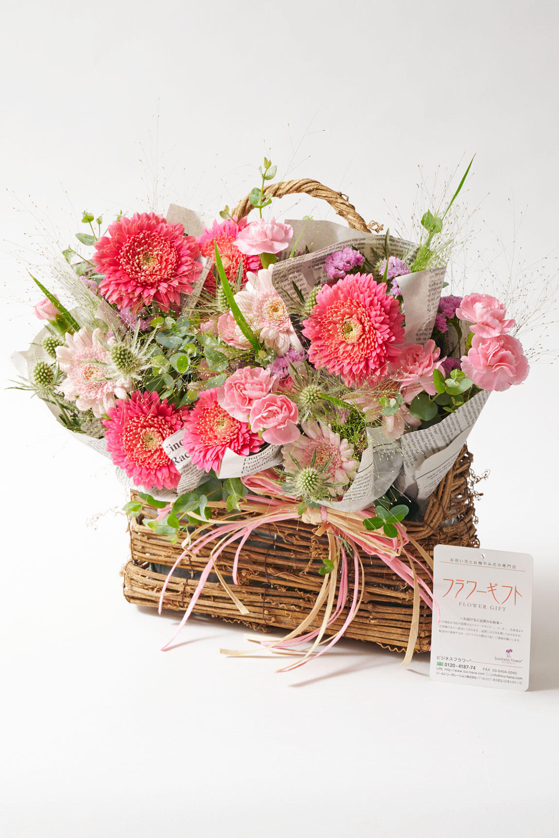 <p>ピンクのお花を使った花束は、一般的なアレンジメントフラワーのように保水スポンジに差し込んであります。</p>