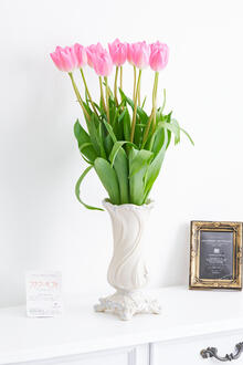花瓶フラワー・フラワーベース　ヨーロピアン（ホワイト）　チューリップ（ピンク系）15本の花束