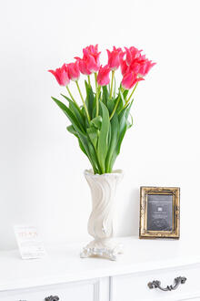 花瓶フラワー・フラワーベース　ヨーロピアン（ホワイト）　チューリップ（赤系）15本の花束