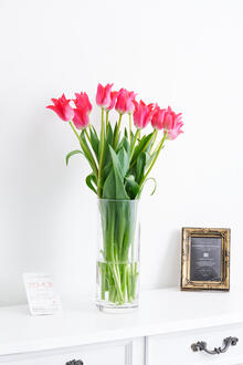 花瓶フラワー・フラワーベース　シリンダー（クリア）　チューリップ（赤系）15本の花束