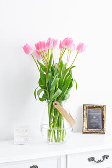 花瓶フラワー・フラワーベース　レザー調ホルダー付きクリアガラス　チューリップ（ピンク系）15本の花束