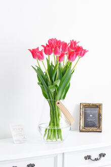 花瓶フラワー・フラワーベース　レザー調ホルダー付きクリアガラス　チューリップ（赤系）15本の花束