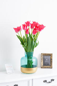 花瓶フラワー・フラワーベース　ブルー&ゴールド　チューリップ（赤系）15本の花束
