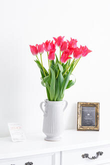 花瓶フラワー・フラワーベース　アンティークジャグ（ツイン/大）　チューリップ（赤系）15本の花束