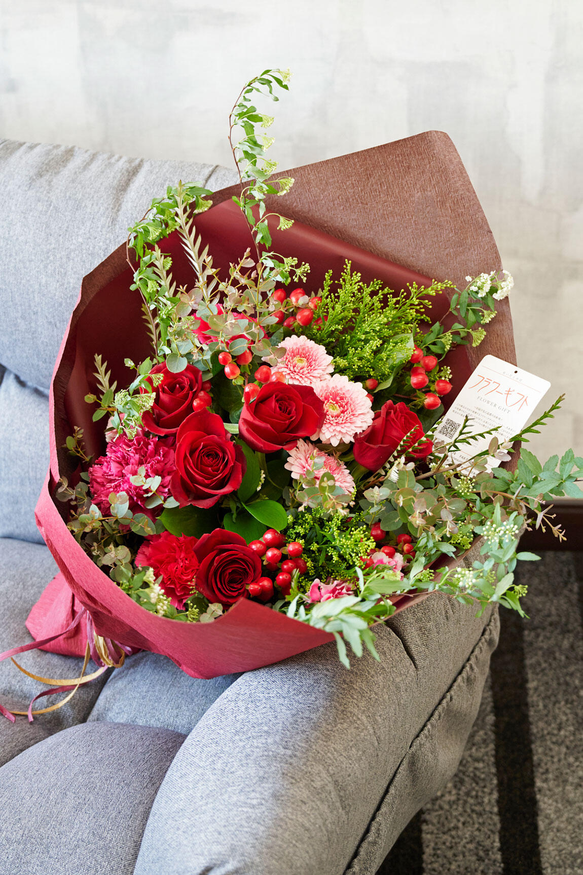 <p>花束は、フォーマルなビジネスシーンでも贈りやすいデザインで女性だけでなく男性への贈り物にも人気です。昇進祝いや就任祝いの贈答花としてはもちろん、送別会など退職される方への花ギフトとしてもおすすめです。</p>
