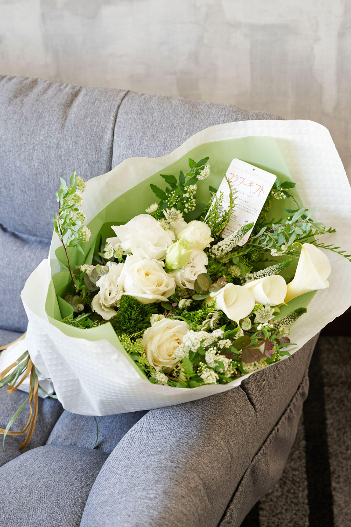 <p>花束は、フォーマルなビジネスシーンでも贈りやすいデザインで女性だけでなく男性への贈り物にも人気です。昇進祝いや就任祝いの贈答花としてはもちろん、送別会など退職される方への花ギフトとしてもおすすめです。</p>