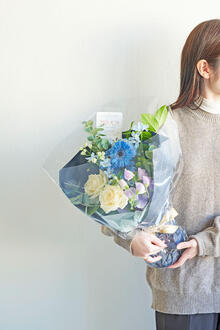 そのまま置いて飾れる自立式の花束・ブーケ　ブルー系（Sサイズ）