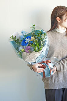 そのまま置いて飾れる自立式の花束・ブーケ　ブルー系（Mサイズ）