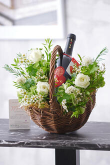 花とギフトのセット　赤ワイン付きバスケットアレンジメントメントフラワー（白）