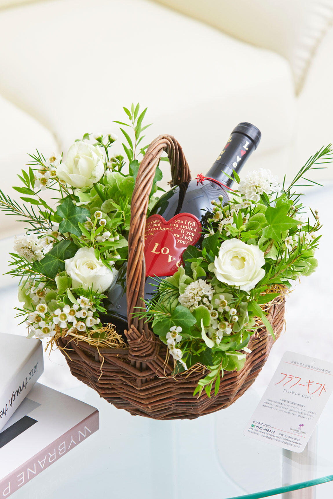 <p>おしゃれな白のお花のバスケットアレンジメントフラワーと赤ワインのギフトセットを全国に宅配でお届けします。</p>