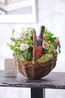 花とギフトのセット　赤ワイン付きバスケットアレンジメントメントフラワー（ピンク）