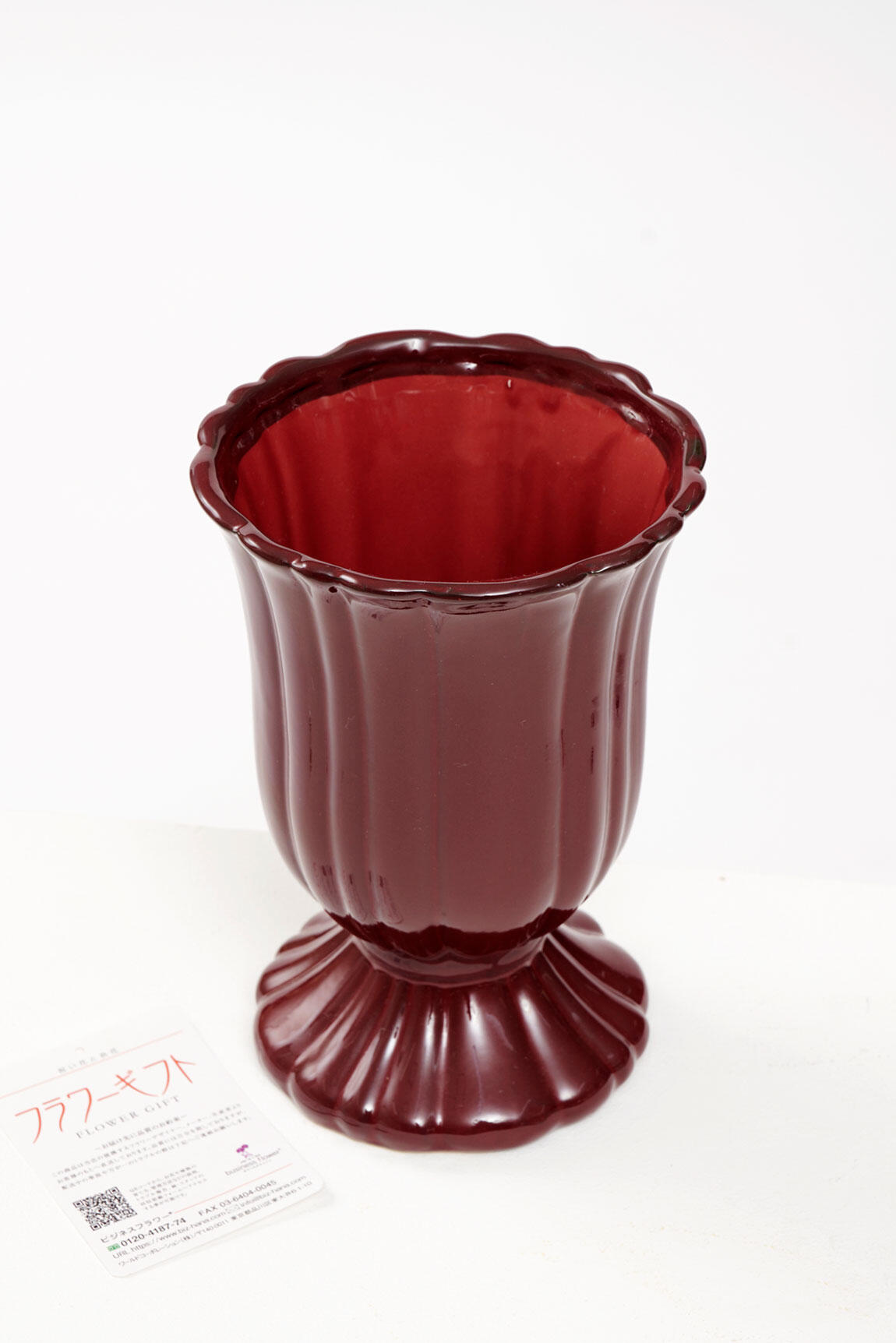 <p>花瓶は艶やかな陶器製で、シンプルでおしゃれなデザインが特徴です。</p>