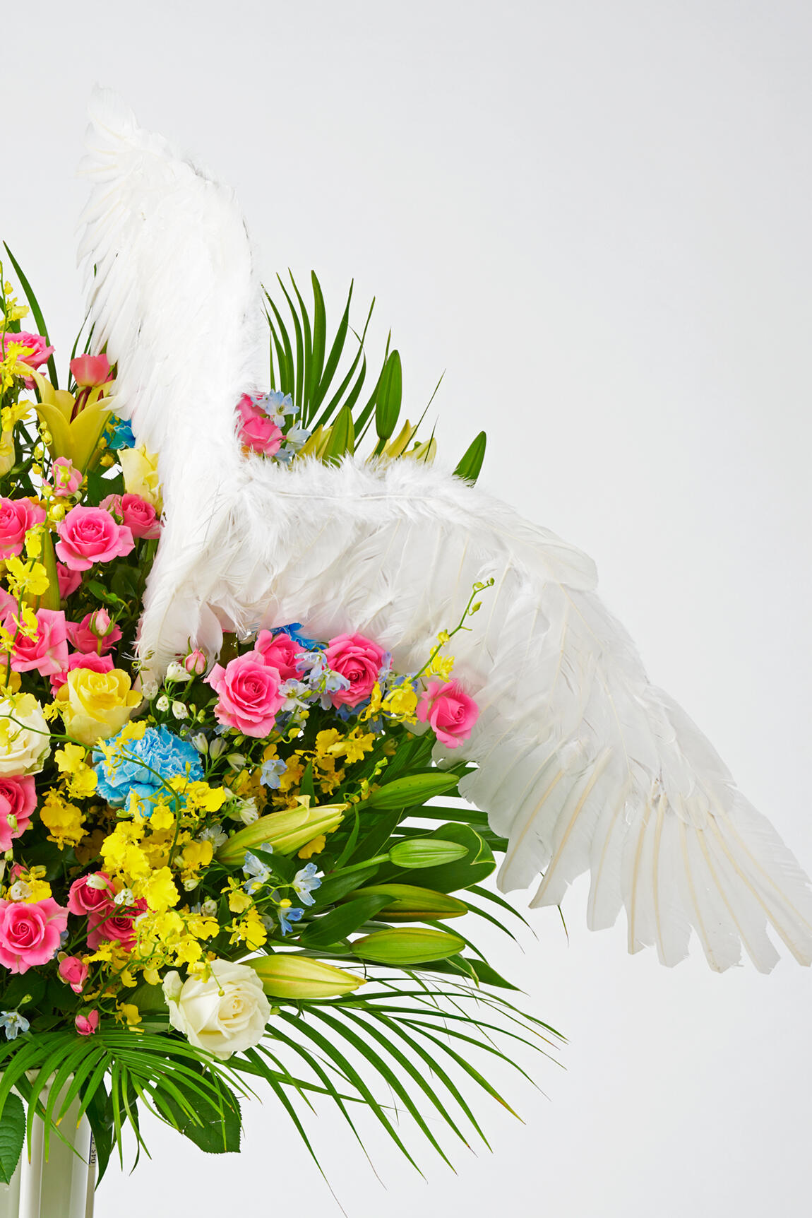 <p>天使の翼付きフラスタは、ライブやイベントなど会場で行われる公演祝いの贈答花としておすすめです。</p>