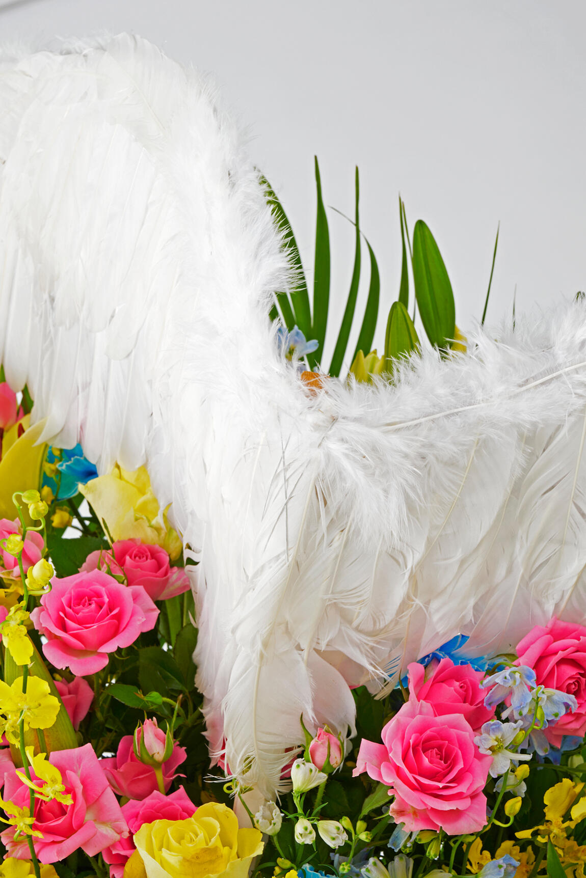<p>天使の翼付きスタンド花はスナックやキャバクラ、バーのキャストの方へのお誕生日プレゼントや開店祝い、移転祝い、周年祝いとしてのお花の贈り物に人気です。</p>
