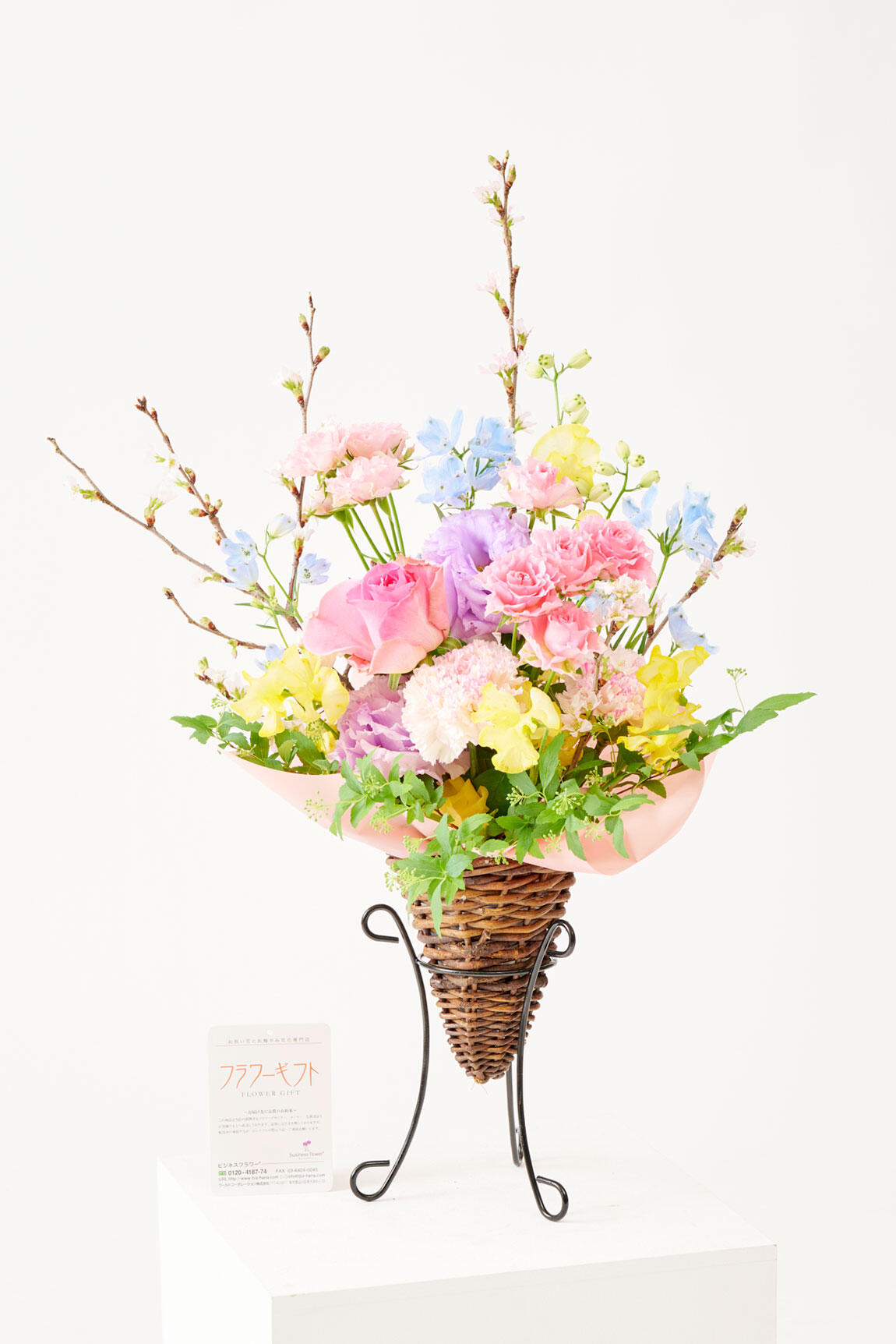 <p>桜を引き立てる色とりどりのお花のミックスデザインです。桜のアレンジメントフラワーは、個展祝いの贈答花としてはもちろん、開店祝い、移転祝い、飲食店などの周年祝いのお花の贈り物におすすめです。</p>