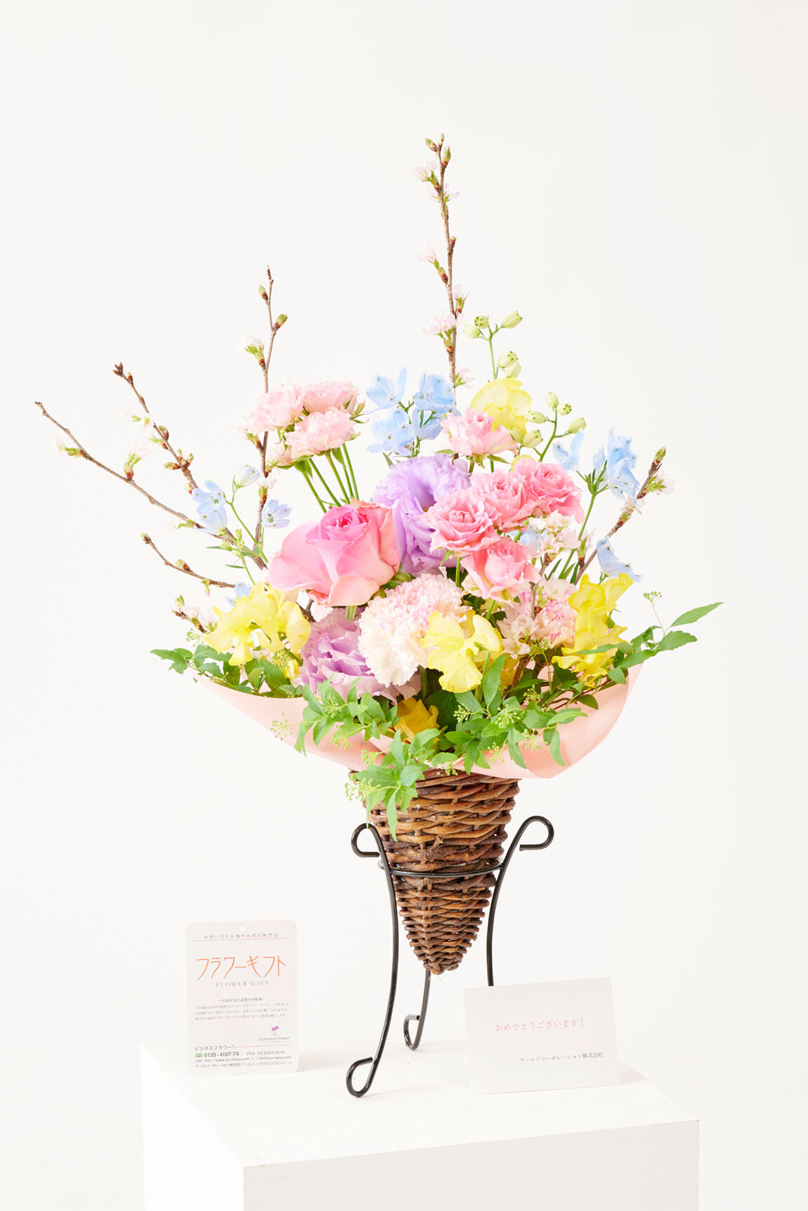 <p>お祝い花の通販サイトビジネスフラワーでは、無料でメッセージカードをお付けできます。</p>