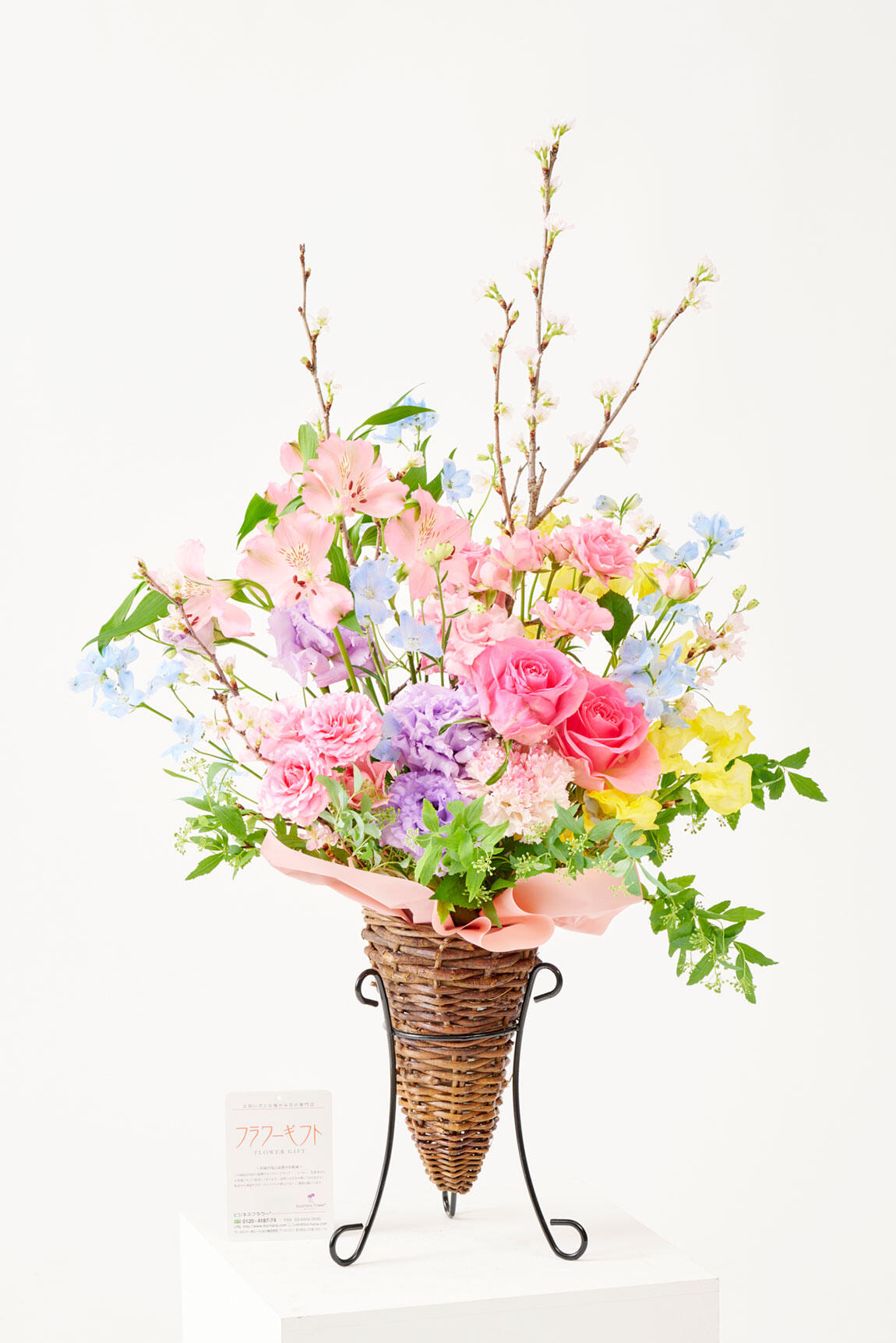<p>桜を引き立てる色とりどりのお花のミックスデザインです。桜のアレンジメントフラワーは、個展祝いの贈答花としてはもちろん、開店祝い、移転祝い、飲食店などの周年祝いのお花の贈り物におすすめです。</p>