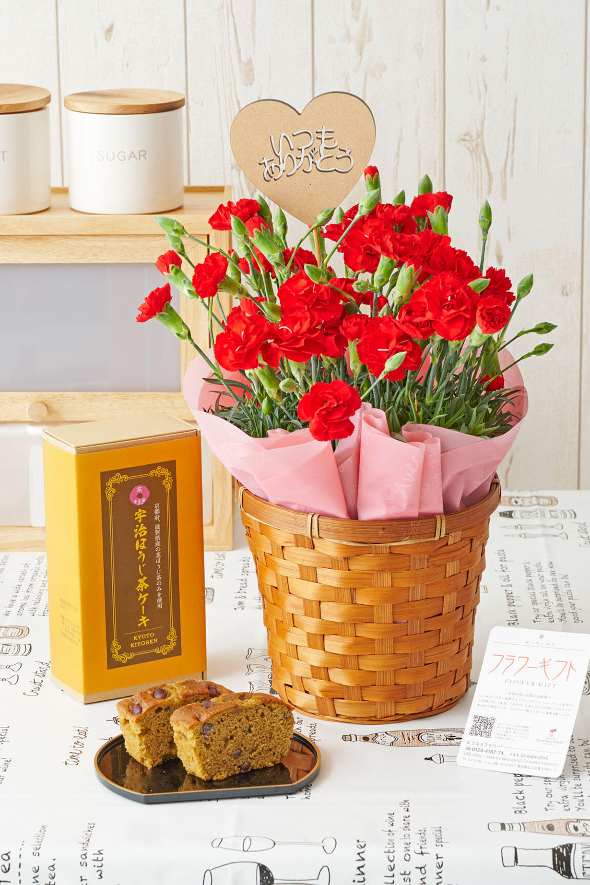<p>母の日に人気なカーネーションの鉢植えには「いつもありがとう」の3D立体ピックが付いているため母の日の贈り物にぴったりな鉢花です。</p>